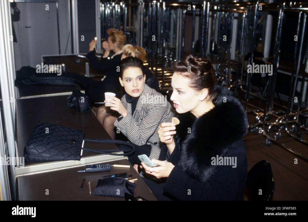 3. März 1997 Historisches Archiv Publifoto/Olycom/LaPresse Im Foto: Milano Collezioni Backstage, Laufsteg Bluemarine   Im Foto: Milan Collections Backstage, Bluemarine Modenschau Stockfoto