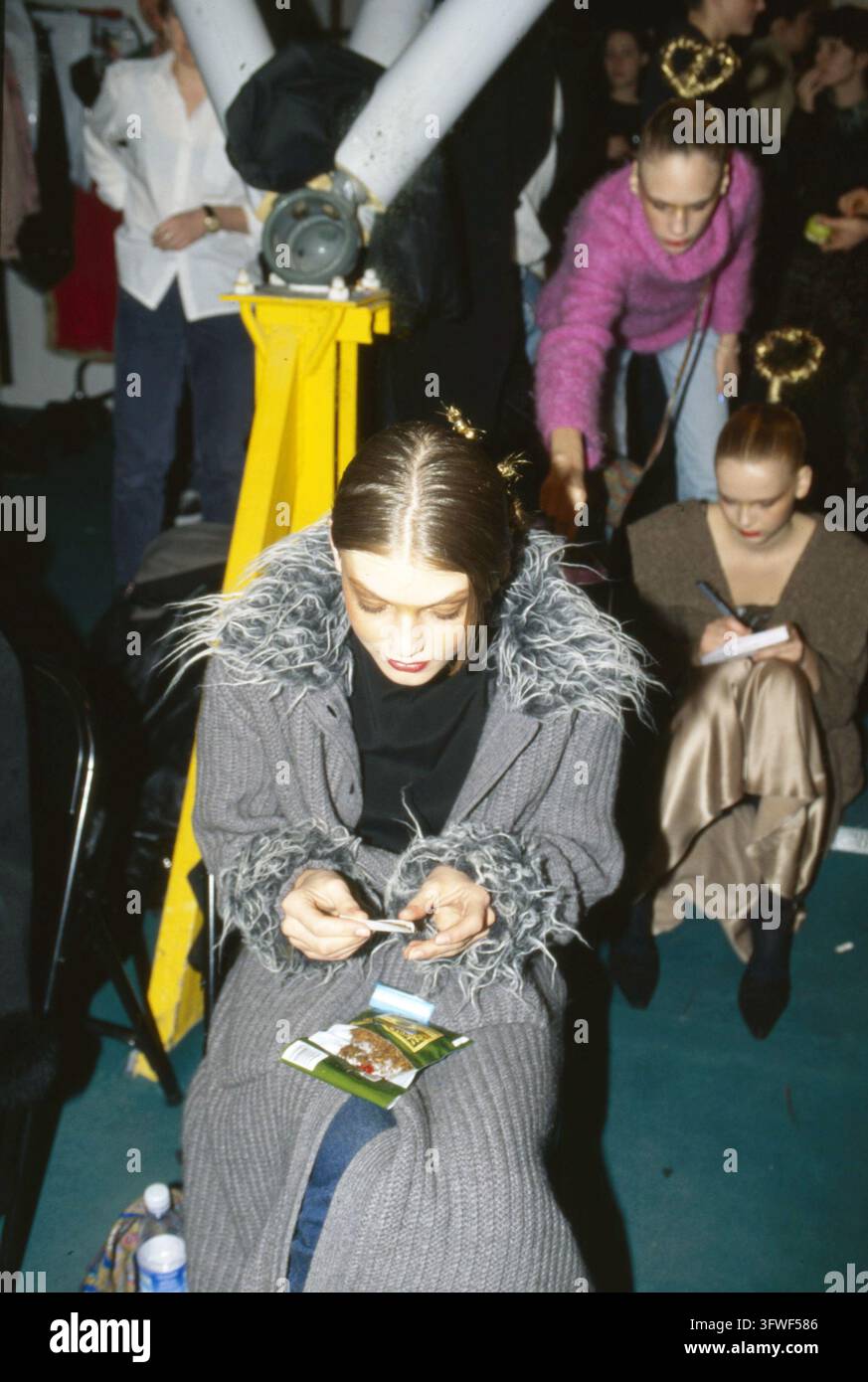 3. März 1997 Historisches Archiv Publifoto/Olycom/LaPresse Im Foto: Milano Collezioni Backstage, Laufsteg Bluemarine   Im Foto: Milan Collections Backstage, Bluemarine Modenschau Stockfoto