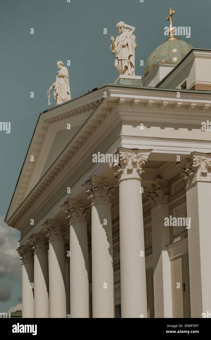 Ansicht der Helsinki-Kathedrale mit neoklassizistischer Architektur, weißen Säulen und Apostelstatuen auf dem Dach in Helsinki, Uusimaa, Finnland. Stockfoto