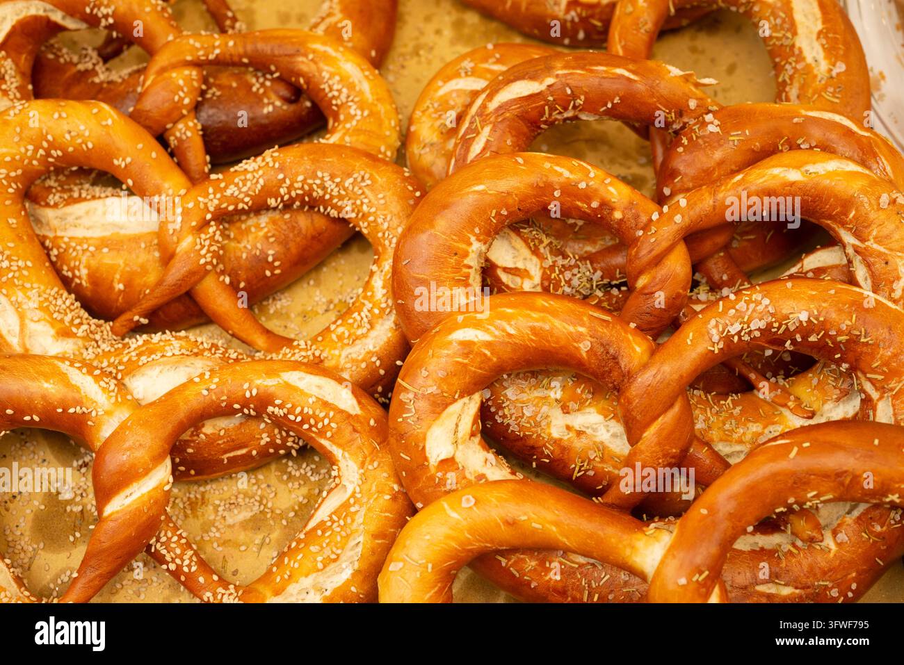 Deutsche Brezel mit Sesamsamen Stockfoto