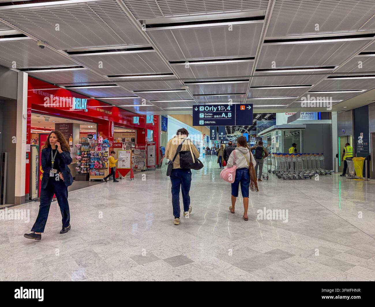 Orly International Airport, Frankreich, Weitwinkelansicht, Frauen gehen, Menschen reisen in der Flughafenhalle Stockfoto