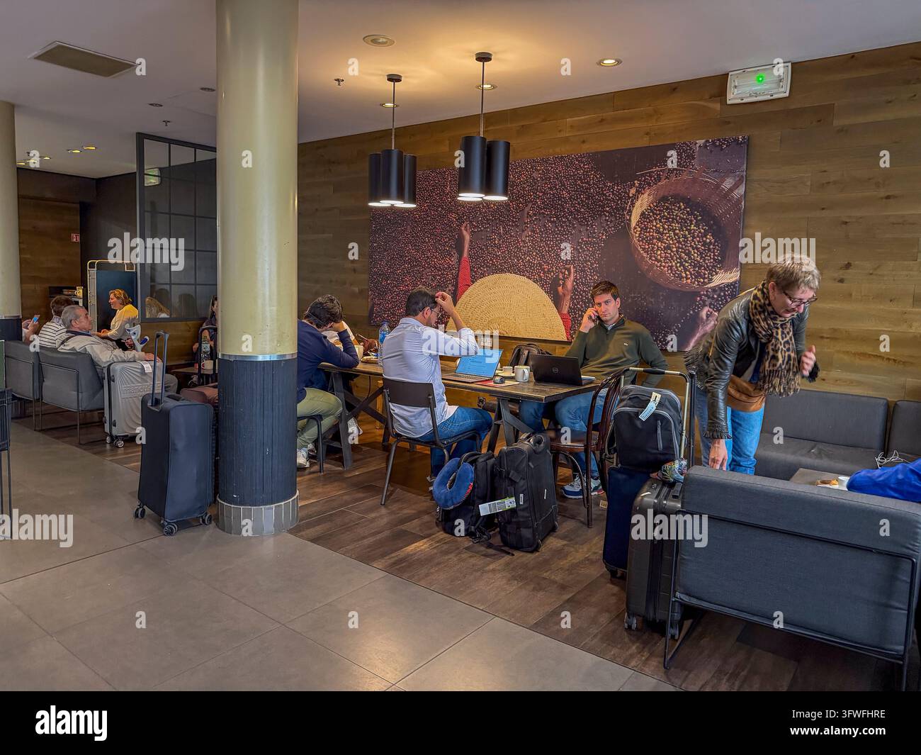 Orly Internationaler Flughafen, Frankreich, Menschen Touristen, Reisen im Inneren, Starbucks Café Shop Stockfoto