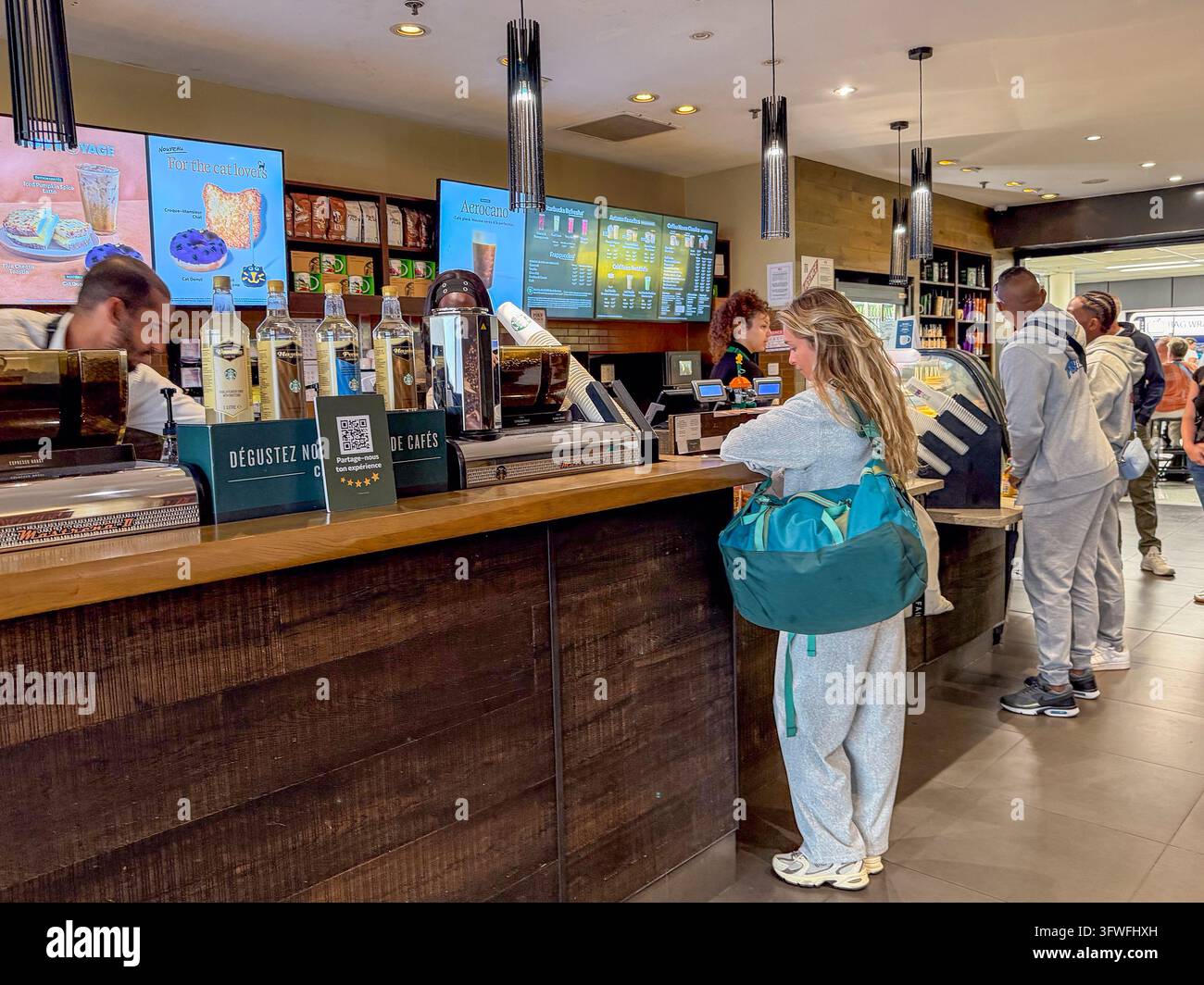 Orly Internationaler Flughafen, Frankreich, Menschen Touristen, Reisen im Inneren, Starbucks Café Shop Stockfoto