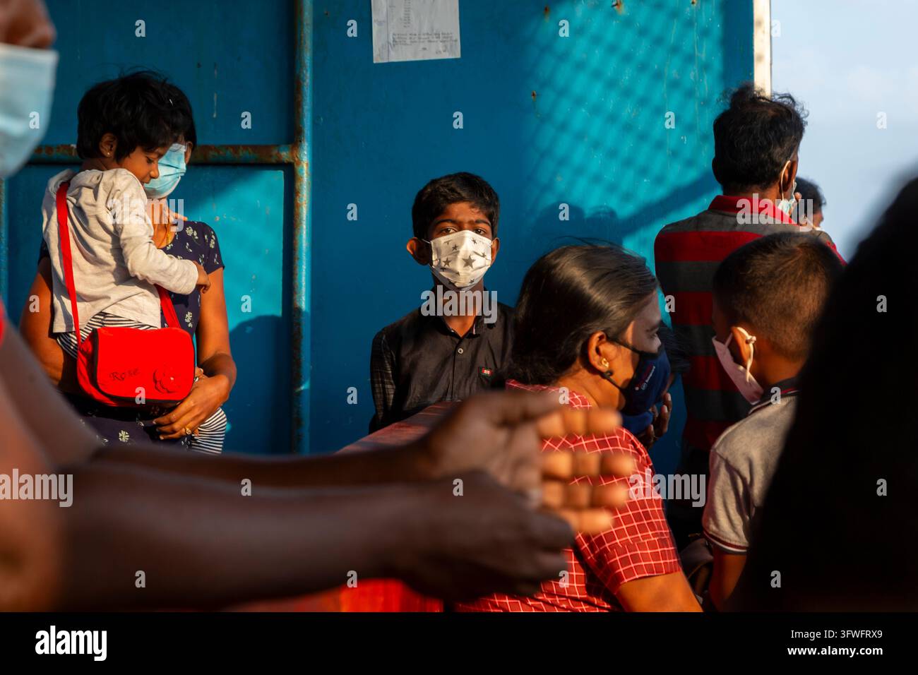 Frau, die ein Kind unter den Passagieren auf einer Fähre trägt, Nordprovinz, Delft-Insel, Sri Lanka Stockfoto