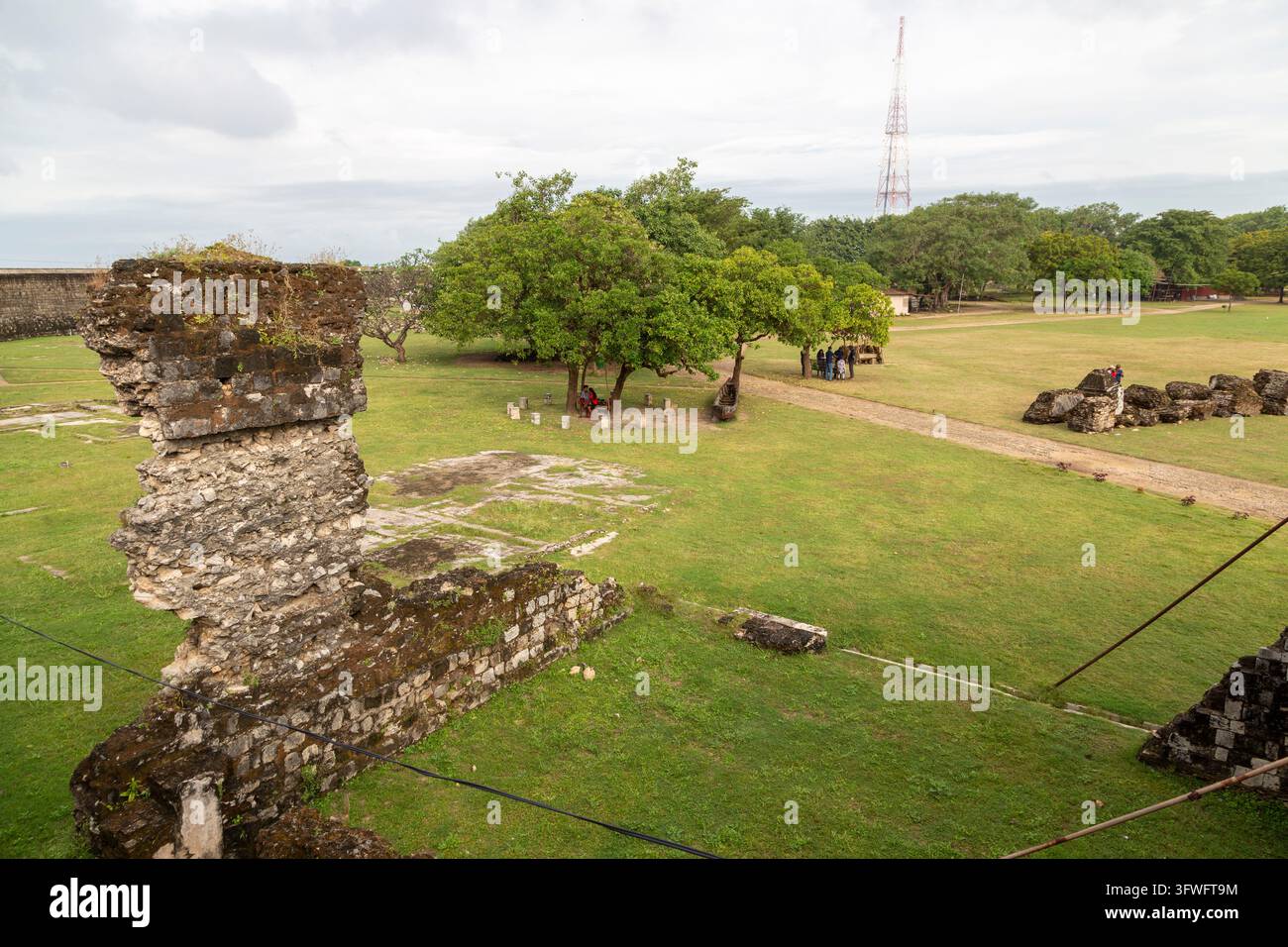 Verfallene Steinmauer im Inneren des alten Forts mit Rasenflächen und Bäumen, Nordprovinz, Jaffna, Sri Lanka Stockfoto