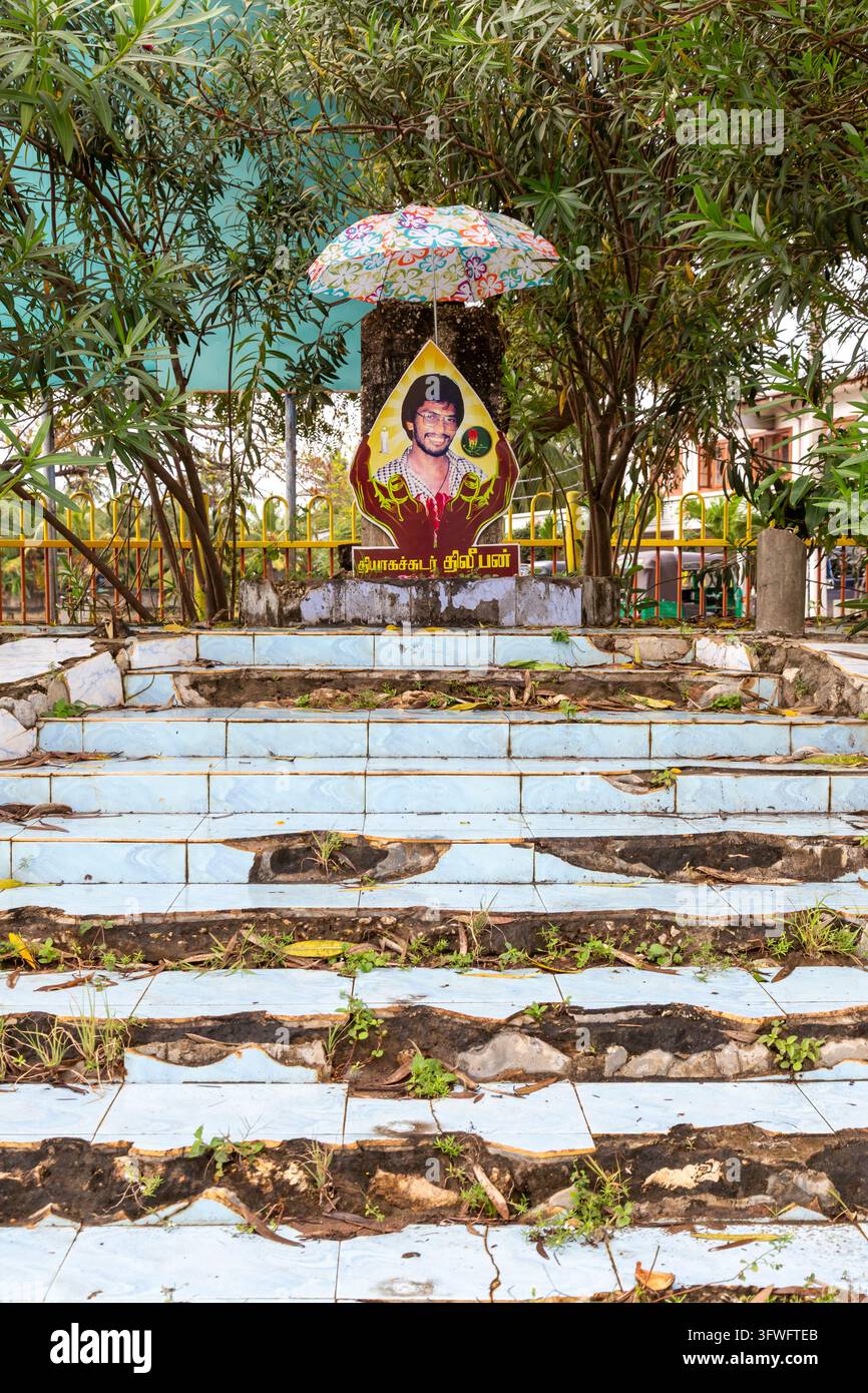 Gedenkkunstwerk eines tamilischen Märtyrers über verwitterten Stufen, Nordprovinz, Jaffna, Sri Lanka Stockfoto