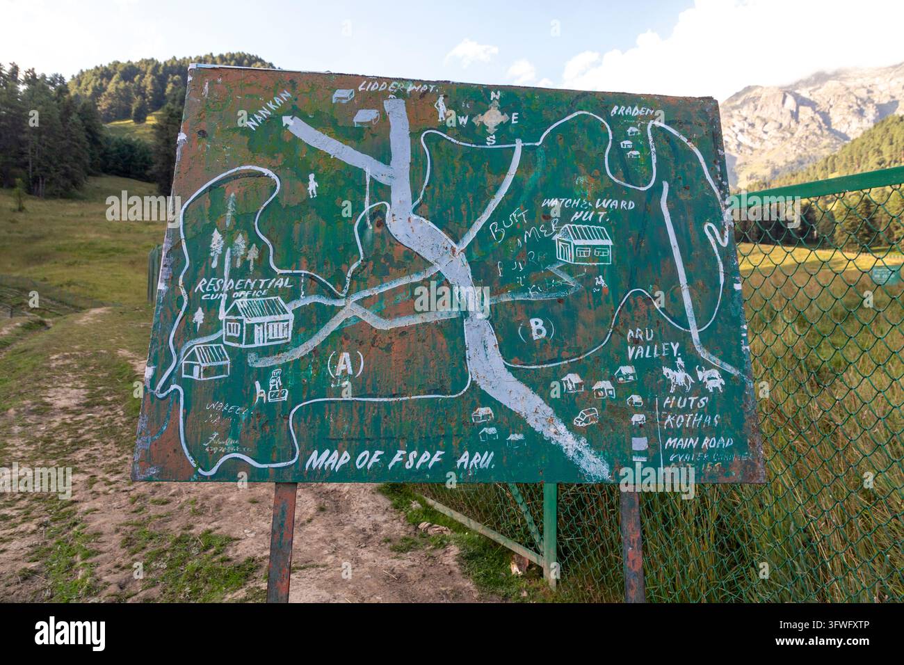 Handgemaltes Kartenzeichen neben einem Zaun in einer Bergwiese, Jammu und Kashmir, Aru-Tal, Indien Stockfoto