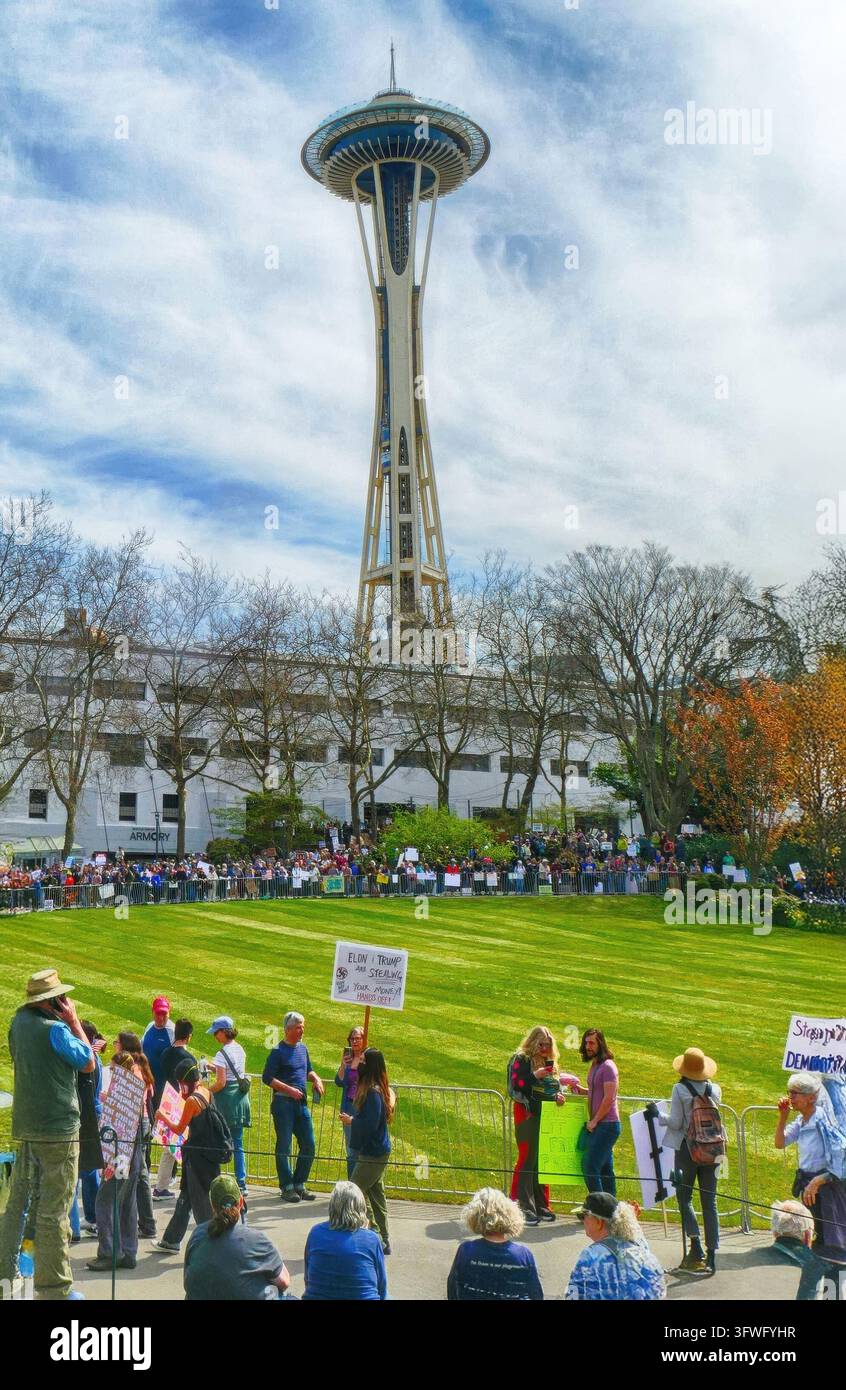 Demonstrierende Protestierende versammeln sich in der Nähe des Space Needle, Stockfoto