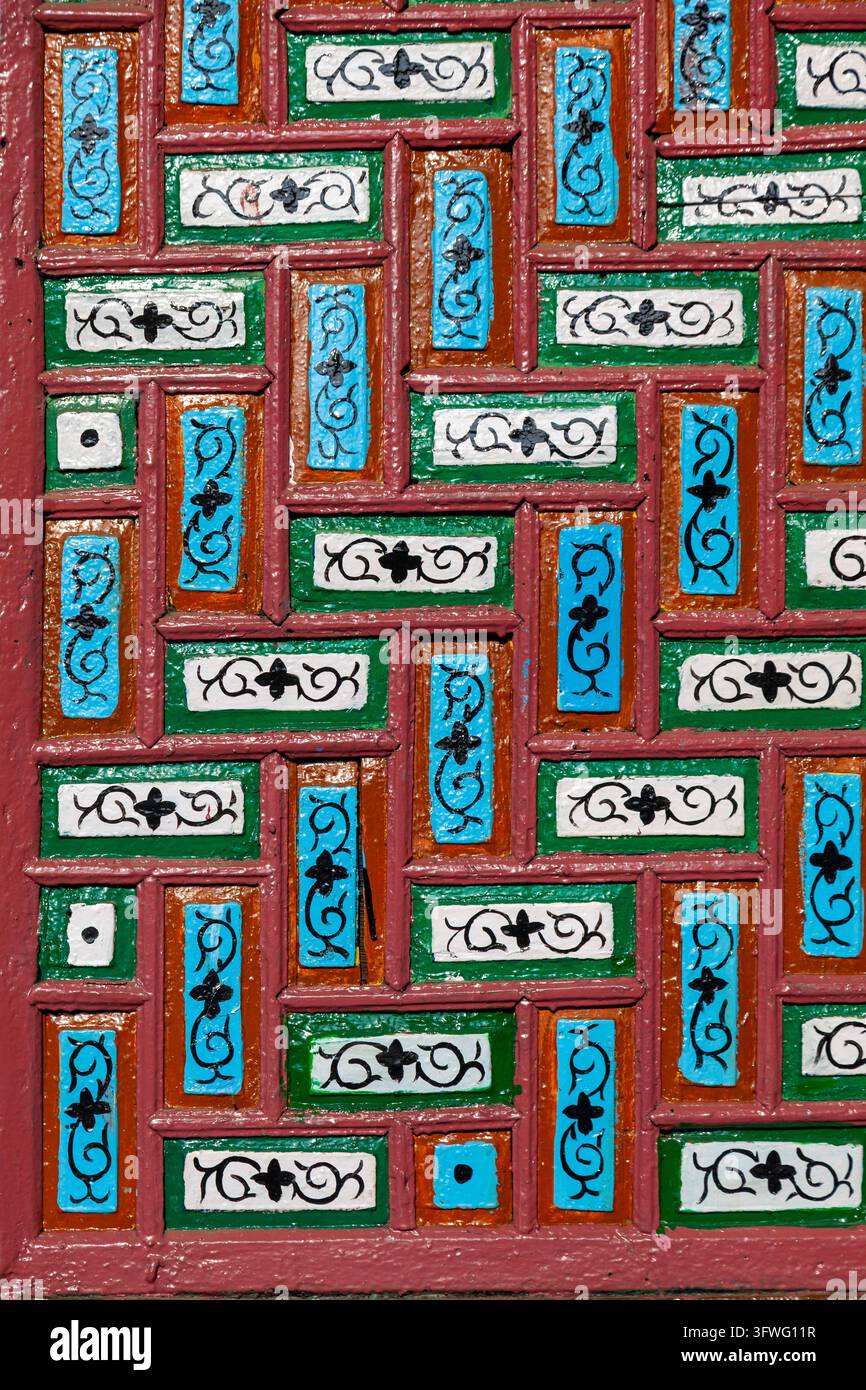 Geometrisch bemaltes Holzgitter an der Shah-e-Hamadan-Moschee, Jammu und Kashmir, Srinagar, Indien Stockfoto