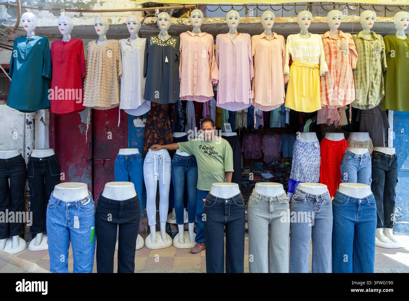 Ladenfront einer Bekleidungsgeschäfts, bedeckt mit Blusen und Jeans, die auf Schaufensterpuppen präsentiert werden, Jammu und Kashmir, Srinagar, Indien Stockfoto