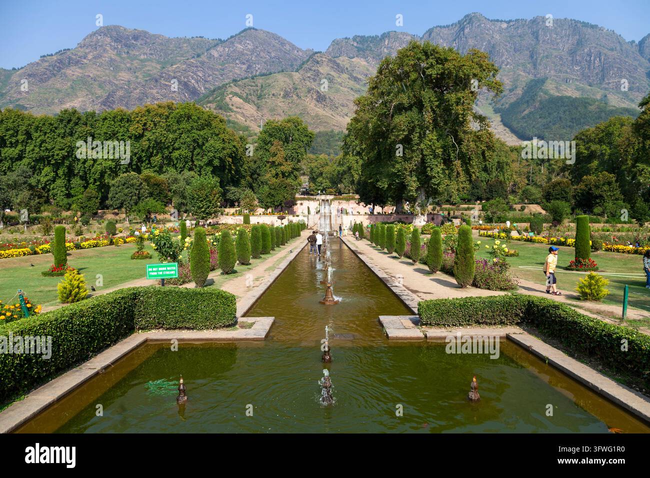 Zentraler Wasserkanal und Brunnen des Shalimar Bagh Mughal-Gartens, Jammu und Kashmir, Srinagar, Indien Stockfoto