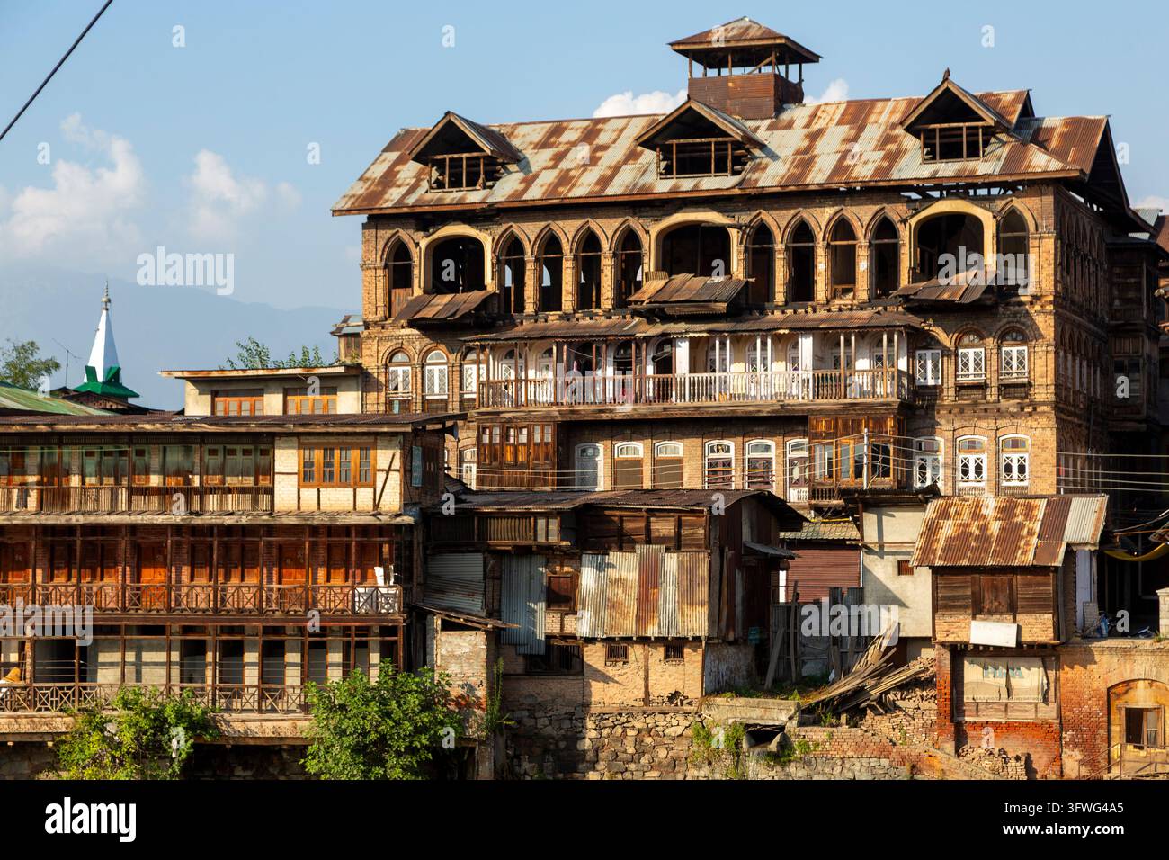 Altes Holzherrenhaus mit gewölbten Fenstern und Blechdach in der Altstadt, Jammu und Kashmir, Srinagar, Indien Stockfoto
