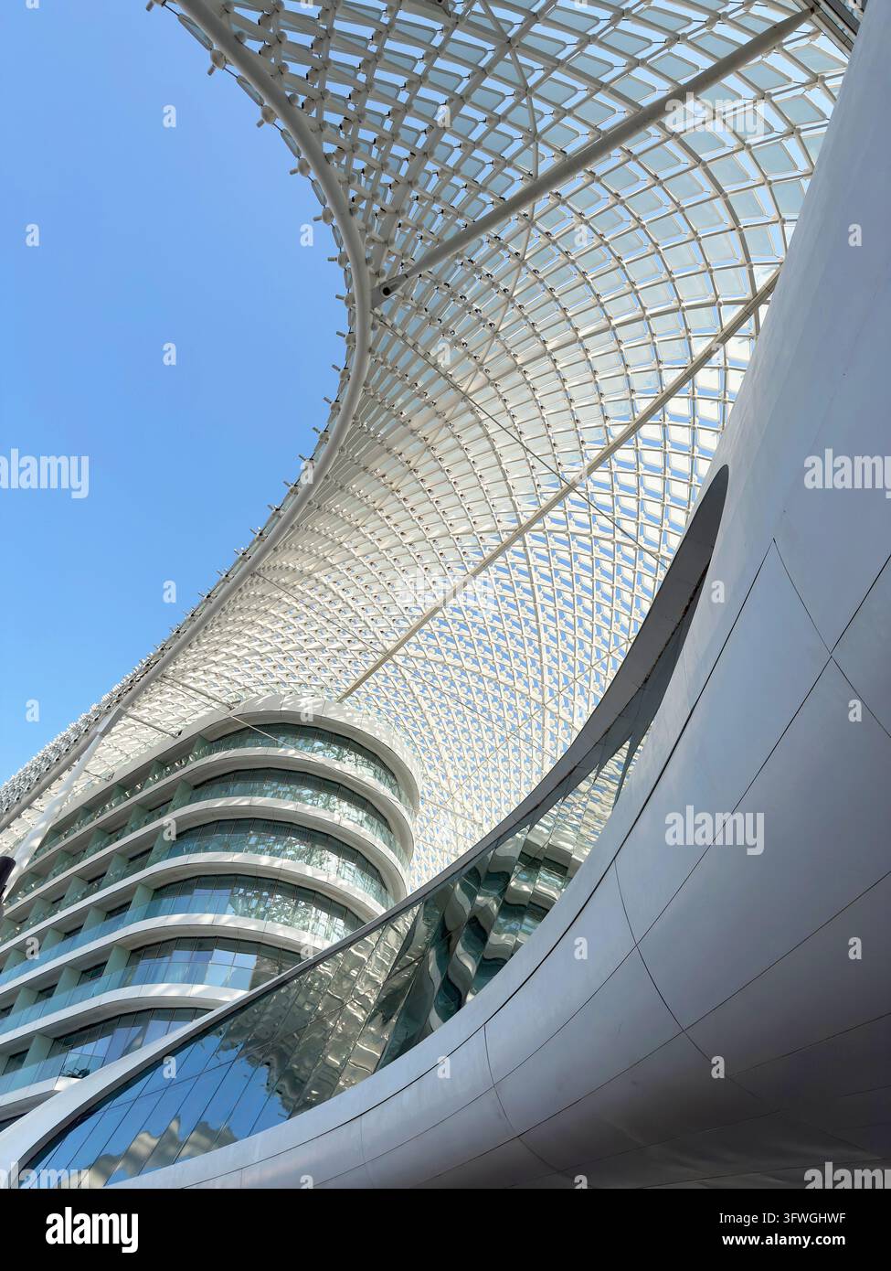 Abu Dhabi, UAE - 20. September 2026: Architekturelement des W Abu Dhabi Yas Island Hotels mit markanter geschwungener Glasfassade und geometrischer Stockfoto