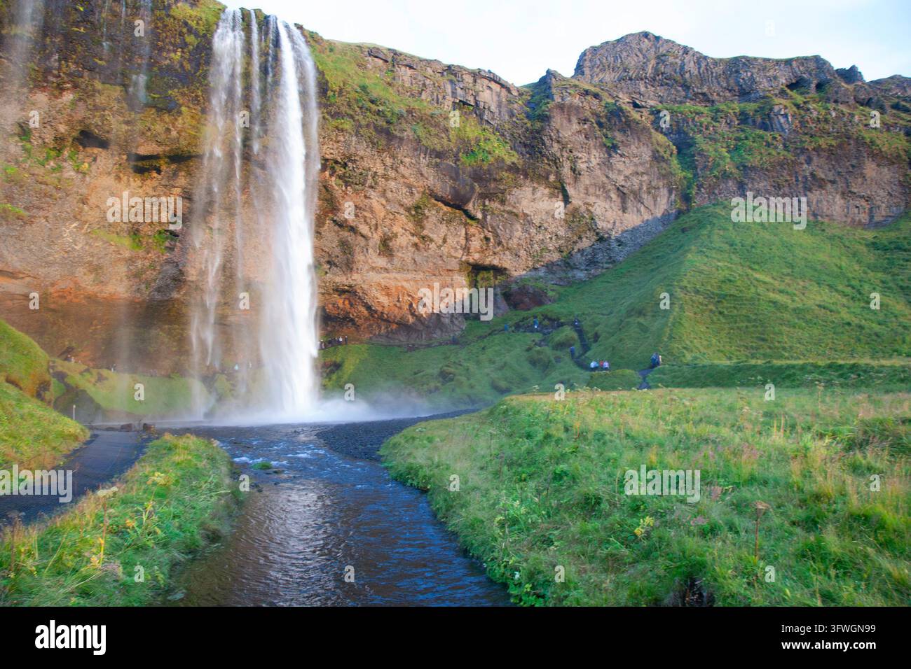 Seljalandsfoss-Wasserfall im Süden Islands mit umliegenden Klippen Stockfoto