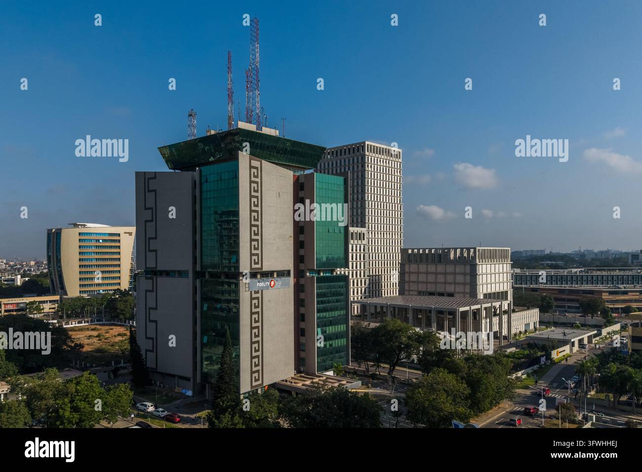 Luftaufnahme der Fidelity Bank Hauptverwaltung in Ridge, mit moderner Glas- und Betonarchitektur, umgebenden Bürogebäuden und städtischem Grün Stockfoto