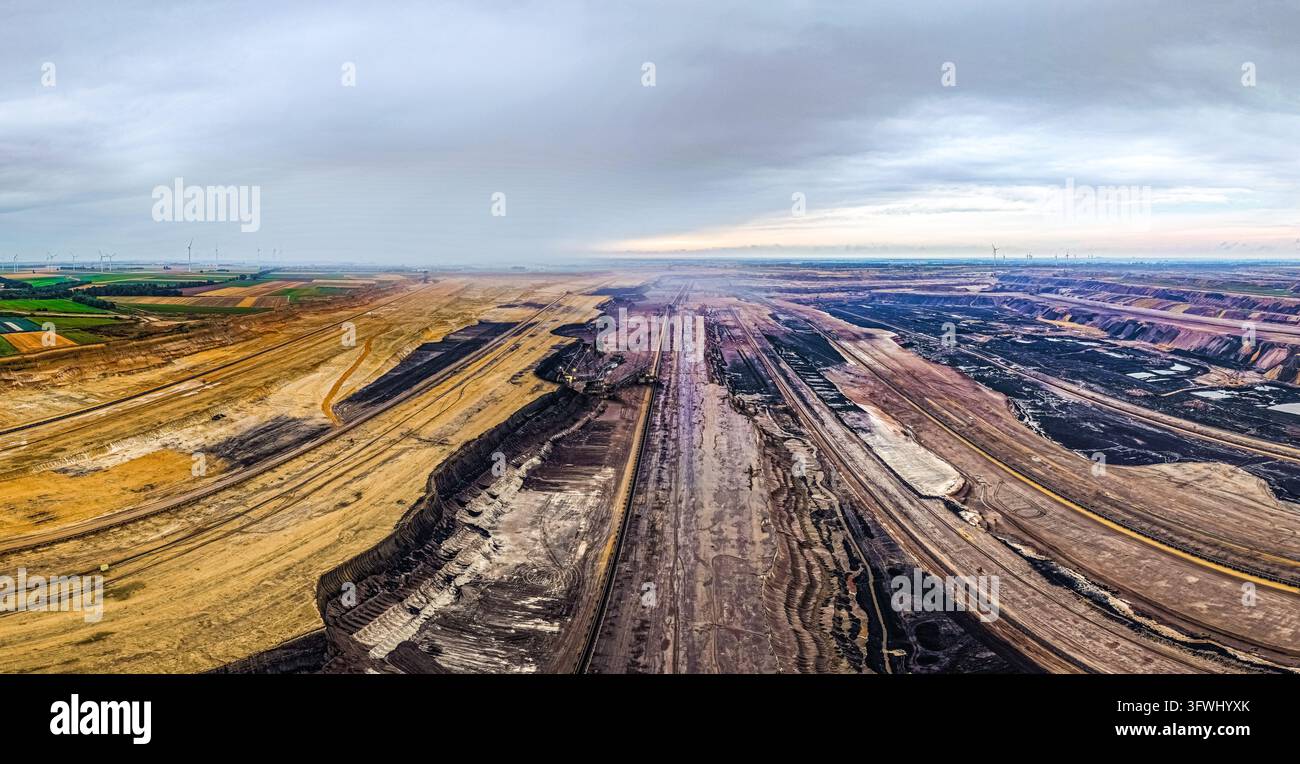 Luftaufnahme der Tagebau Garzweiler mit weitläufigem Tagebau, geschichteter Erde und industriellen Bergbauausrüstungen in Juchen, Nordrhein-Westfalen Stockfoto