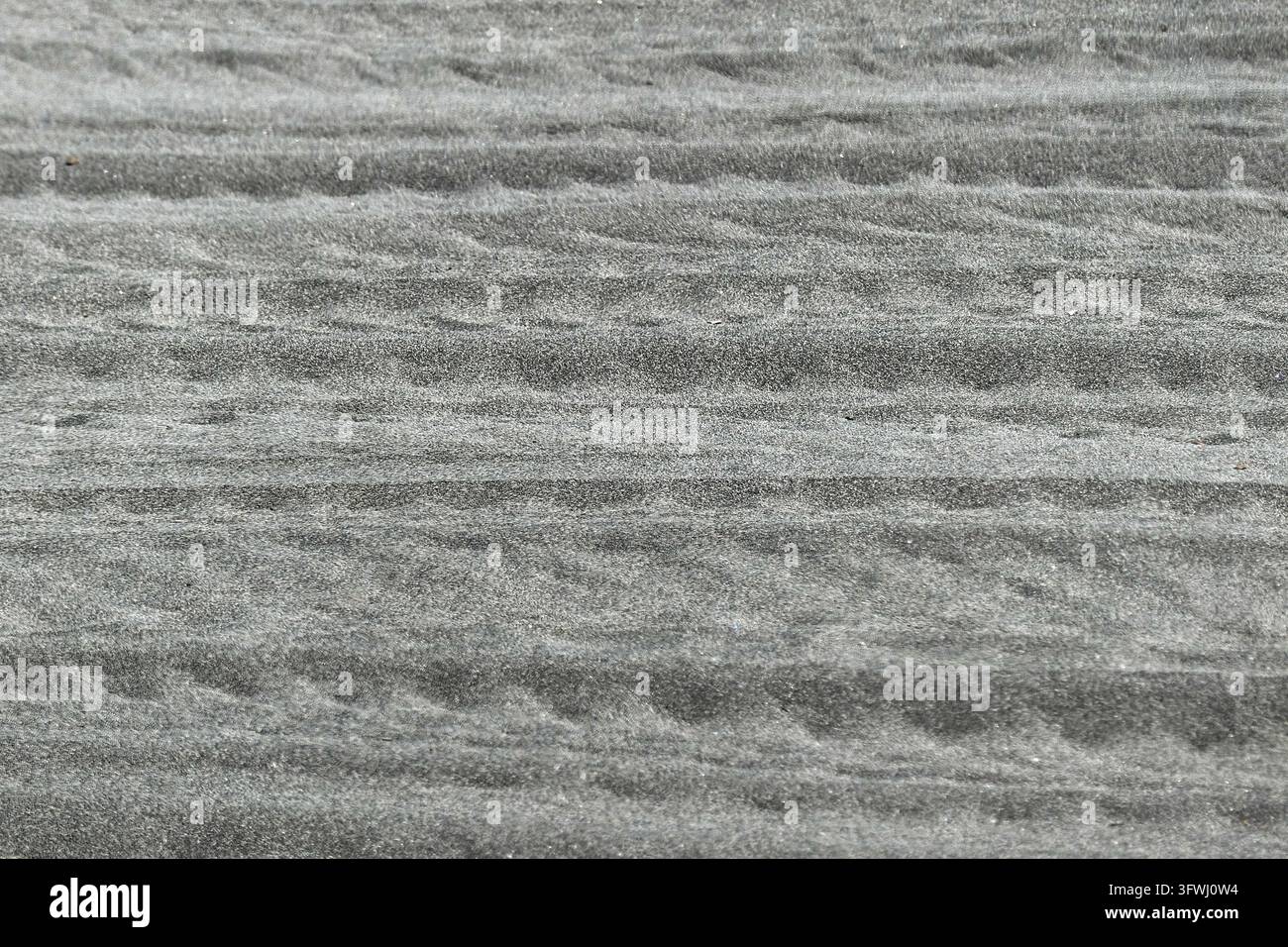 Hochauflösende schwarz-weiße körnige Rauschen-Textur. Abgenutzte monochromatische Asphalt-Überlagerung für Fotografie und digitale Design-Effekte Stockfoto