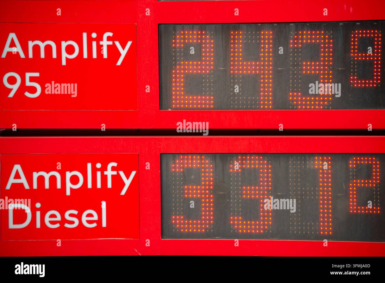 Hohe Kraftstoffpreise in der Tankstelle Stockfoto
