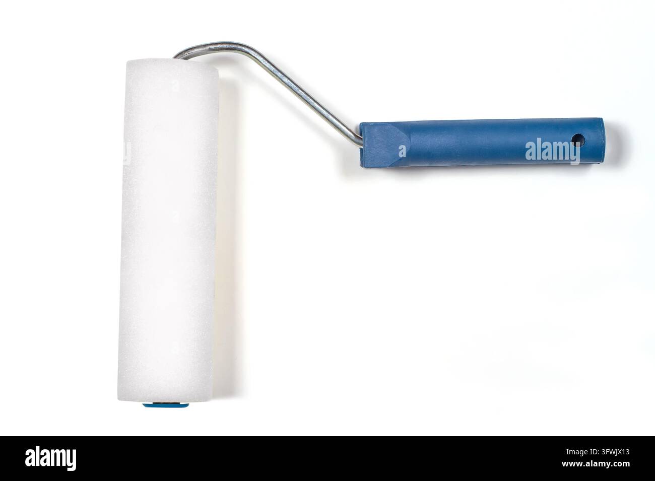 Schaumroller zum Streichen von Wänden auf weißem Hintergrund. Weißer Roller mit blauem Kunststoffgriff. Stockfoto