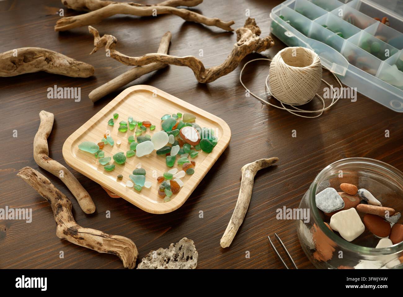 Sea glass DIY Handwerk Workshop natürliche Materialien Arbeitsplatz. Kreatives Hobby authentischer Flatlay-Hintergrund. Umweltfreundliche Kunst Upcycling handgefertigt Zuhause Stockfoto
