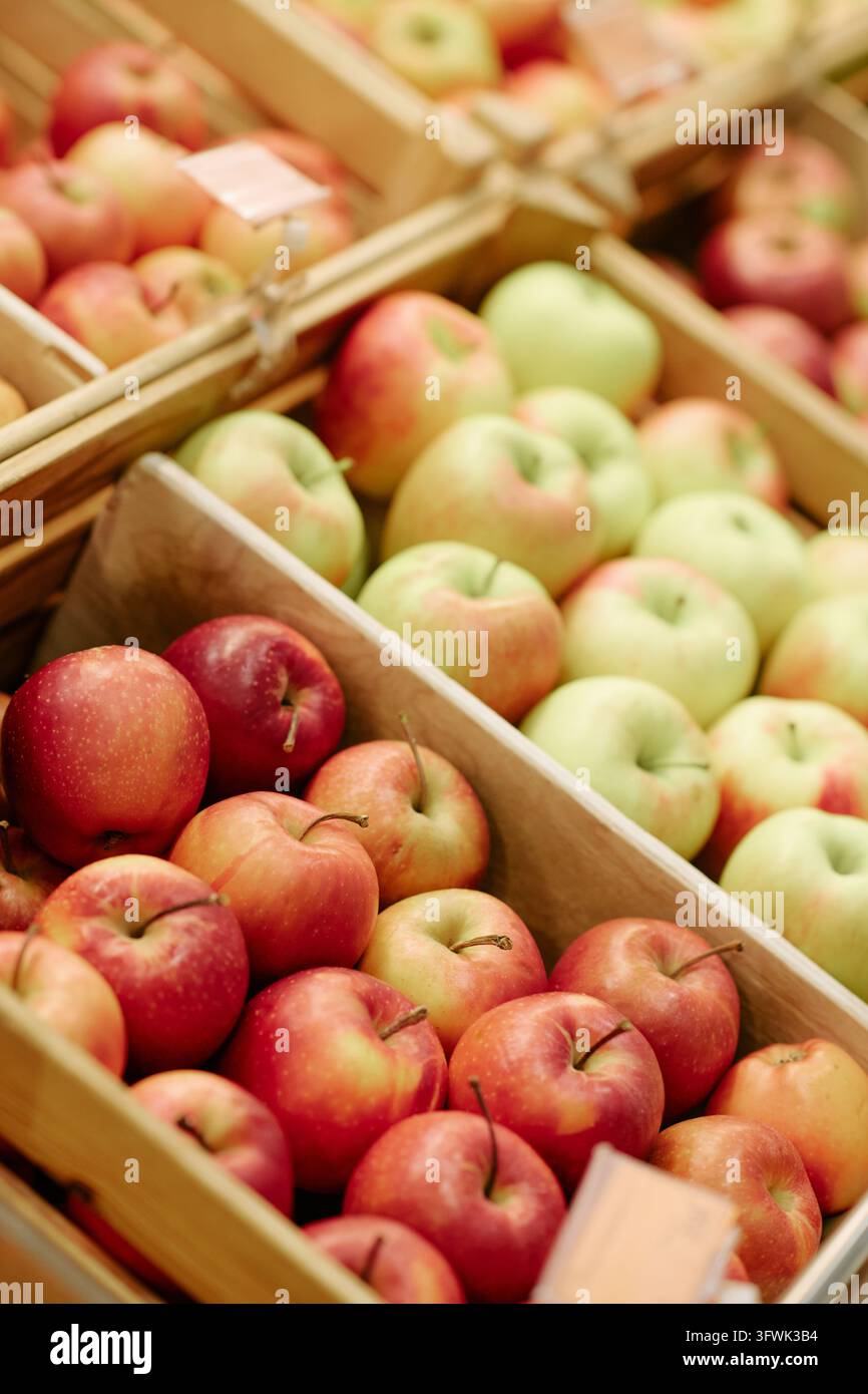 Frische Bio-Äpfel in Holzkisten im Supermarkt ausgestellt Stockfoto