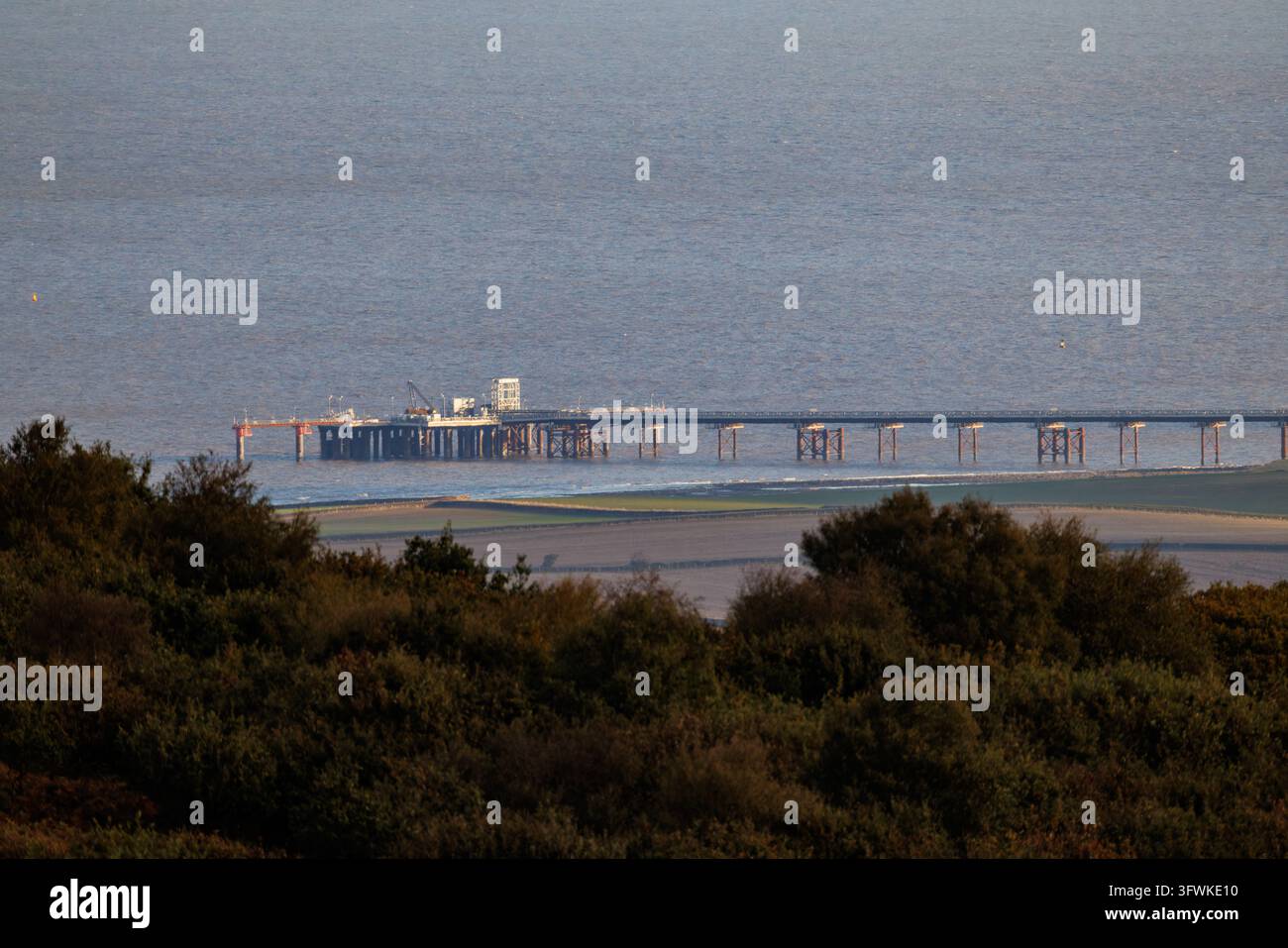 Steg für die Anlandung von Baumaterialien für den Bau von Hinkley Point C Stockfoto