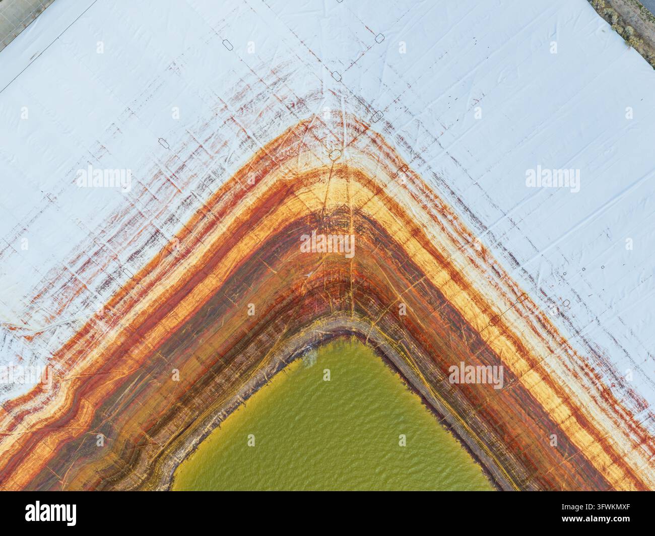 Luftaufnahme der farbenfrohen Terrassenhänge und des mineralreichen Sediments der Bingham-Kupfermine im Salt Lake County, Utah, Vereinigte Staaten. Stockfoto