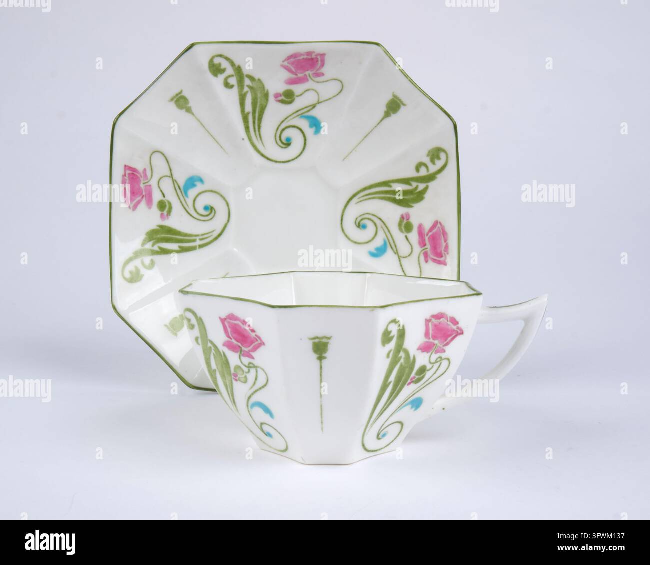 Antike 1900er-Jahre Foley Wileman Shelley Art Nouveau Knochenporzellan-Tasse und Untertasse. Stockfoto