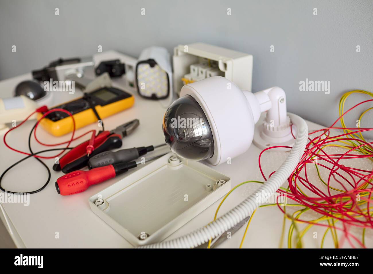 CCTV-Kamera-Installationsverkabelung und Prüfungswerkzeuge für die Einrichtung von Sicherheitssystemen Stockfoto