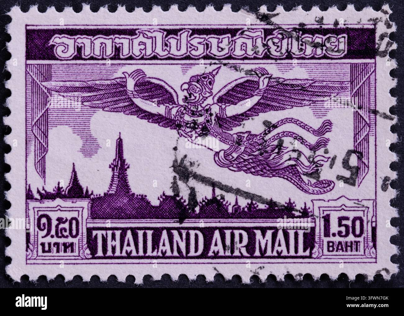 Chiang Mai, Thailand: Thailändische Luftpostmarke aus den 1950er Jahren mit einem Wert von 1,50 Baht, Garuda fliegt über die Tempelkulisse, violette Radierung, starker Poststempel Stockfoto