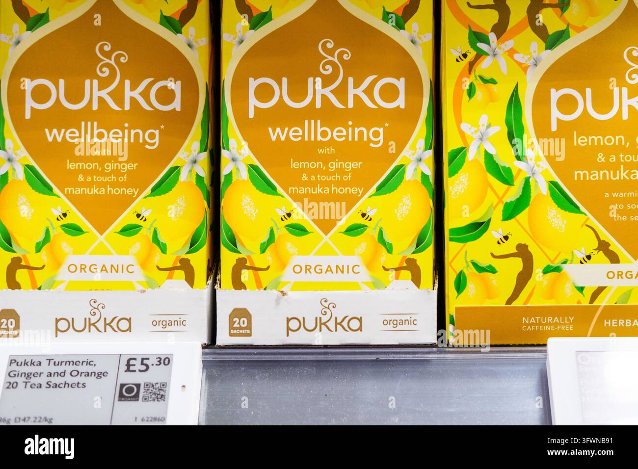 London, UK, 20. Oktober 2026, Schachteln mit Pukka Wellbeing Zitronen-, Ingwer- und Manuka-Honig-Organischem Kräutertee Stockfoto