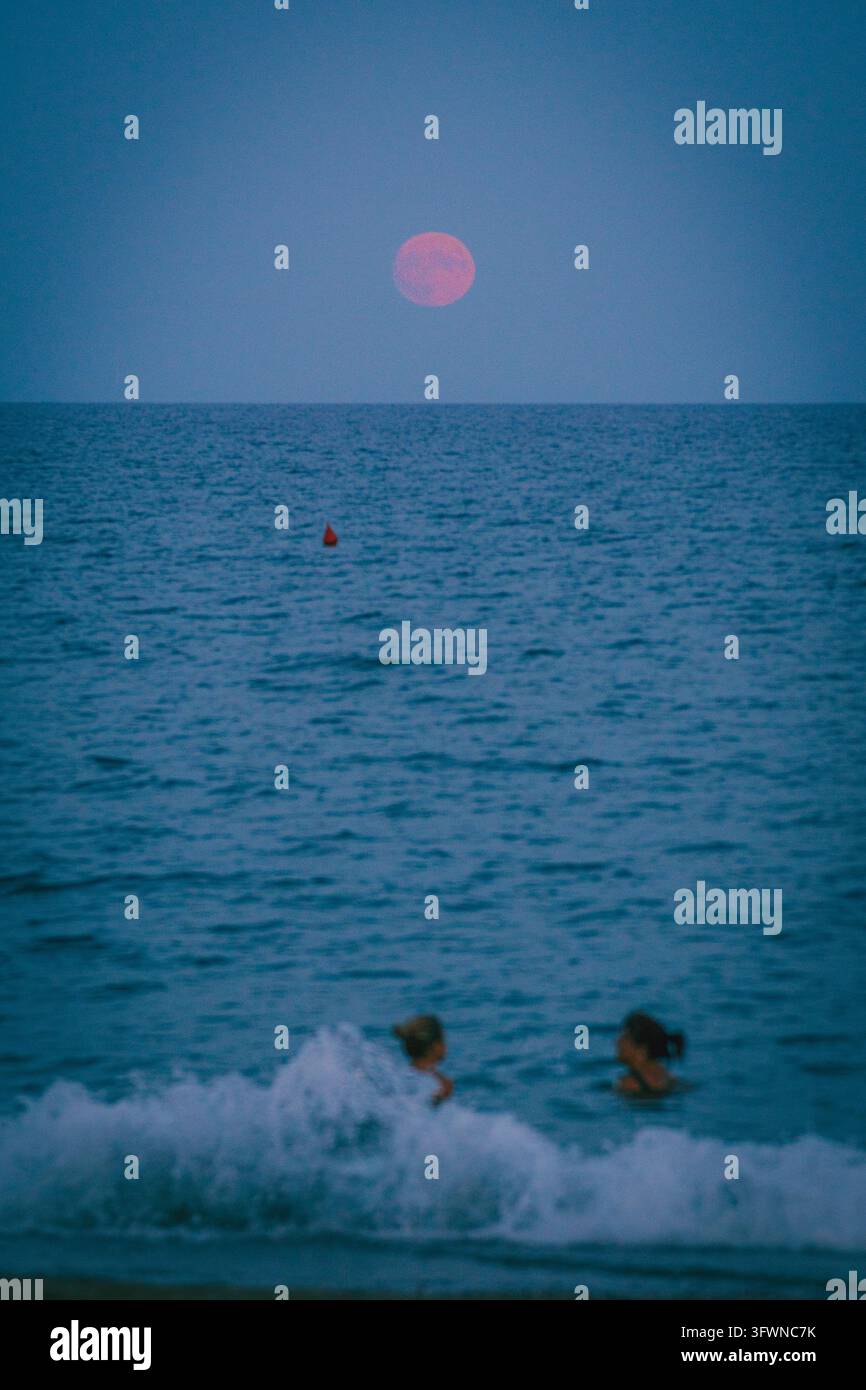 Vollmond am Strand. Stockfoto