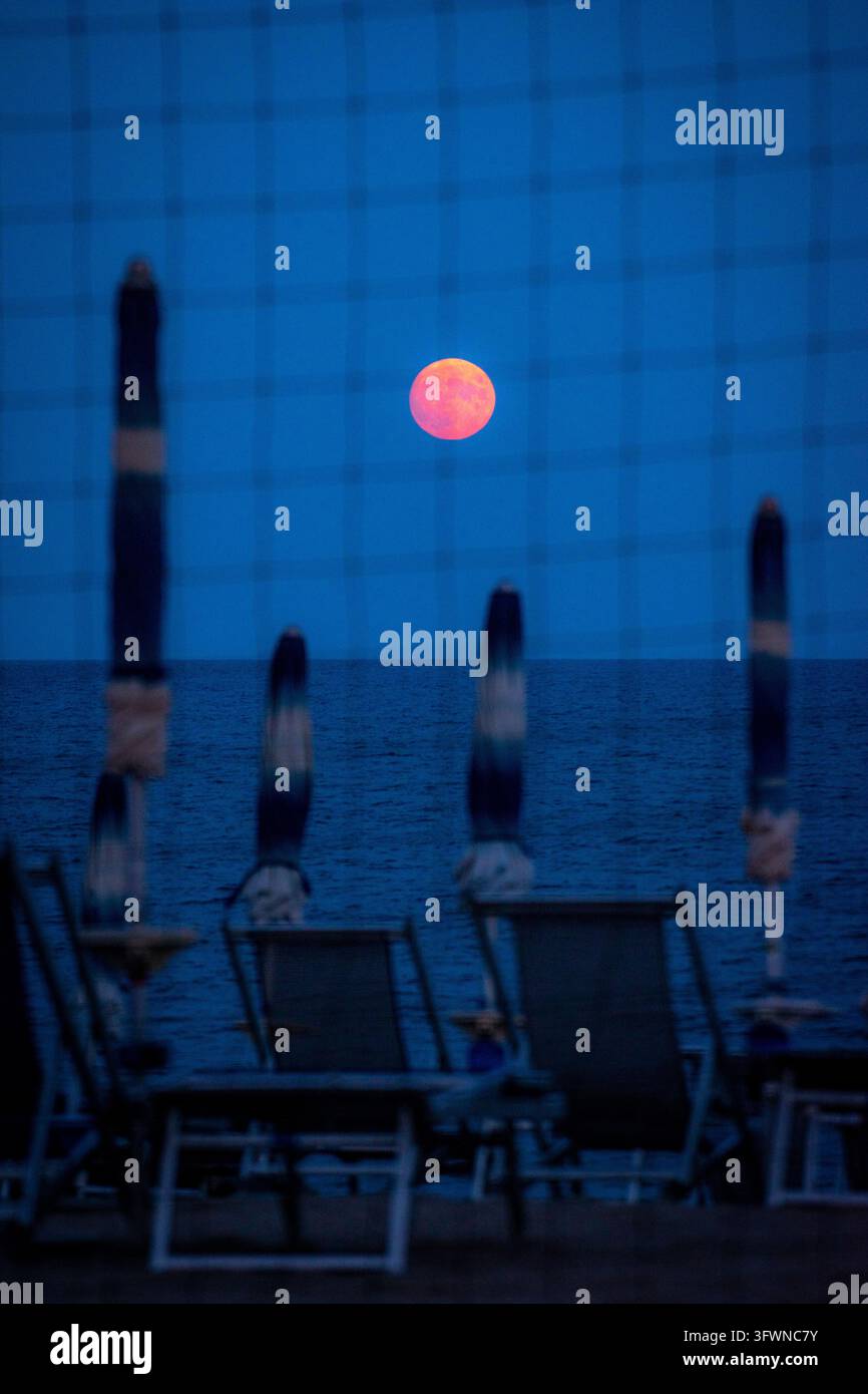 Vollmond am Strand. Stockfoto