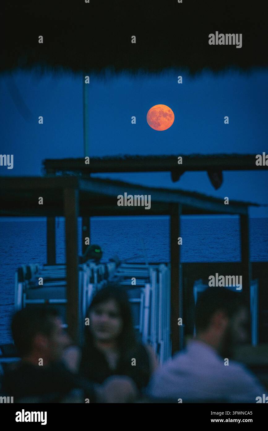 Vollmond am Strand. Stockfoto