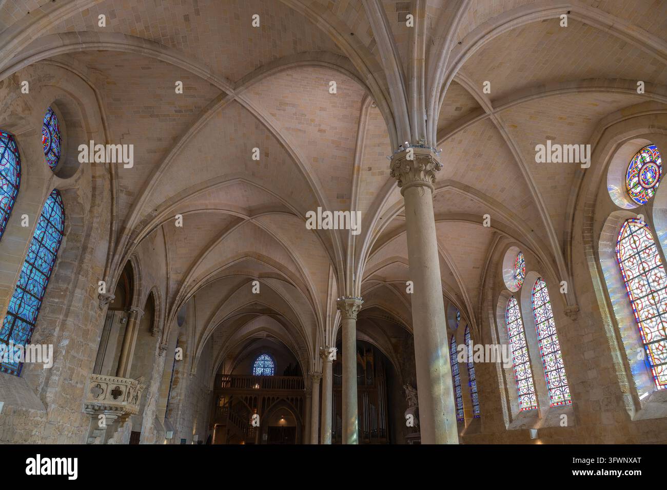 Refektorium der Mönche mit gotischen Gewölben und Bleiglasfenstern, Abtei Royaumont Stockfoto
