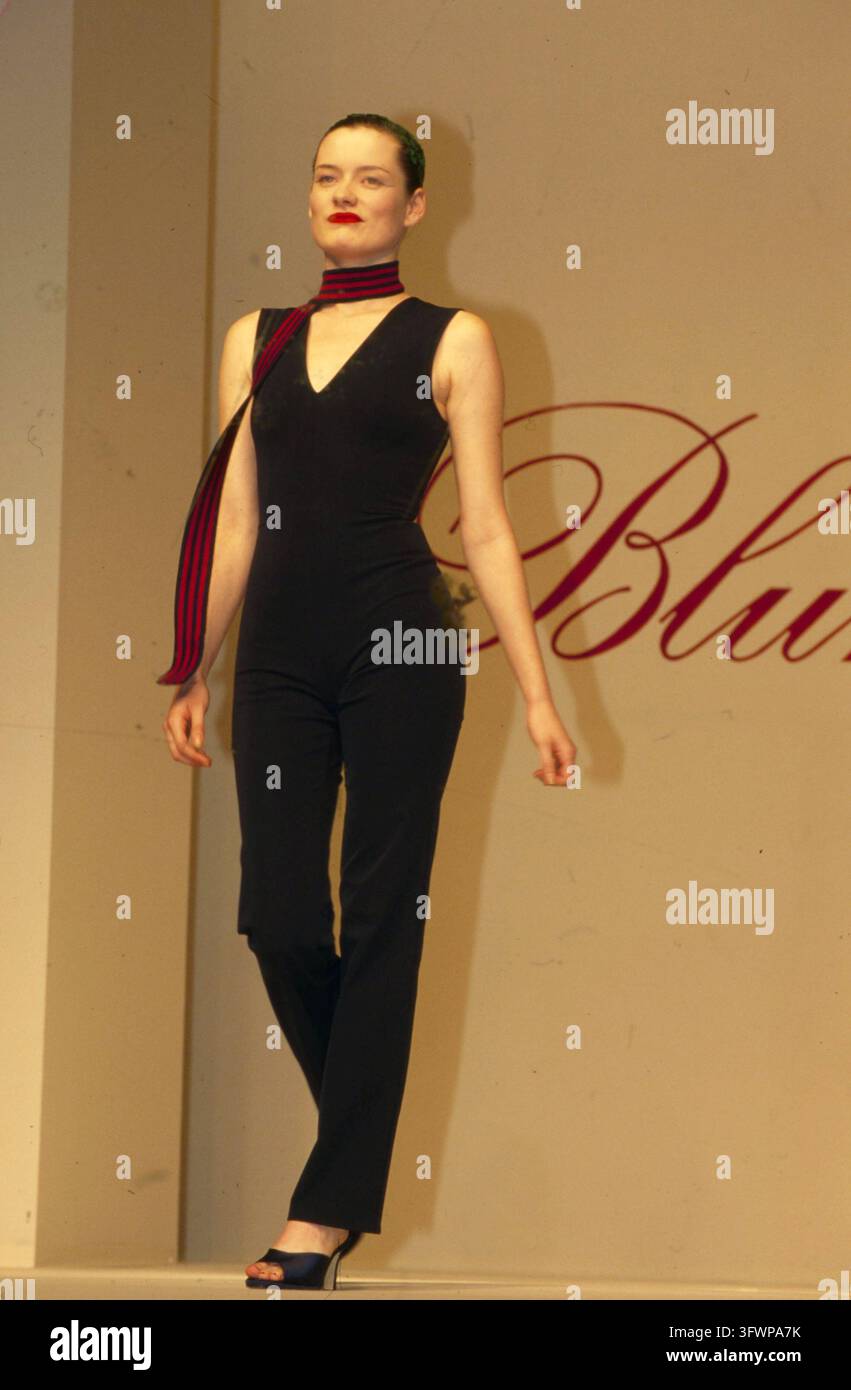 Oktober 1996 Historisches Archiv Publifoto/Olycom/LaPresse Im Foto: Milano Collezioni Backstage, Modenschau Bluemarine   Im Foto: Milan Collections Backstage, Bluemarine Modenschau Stockfoto