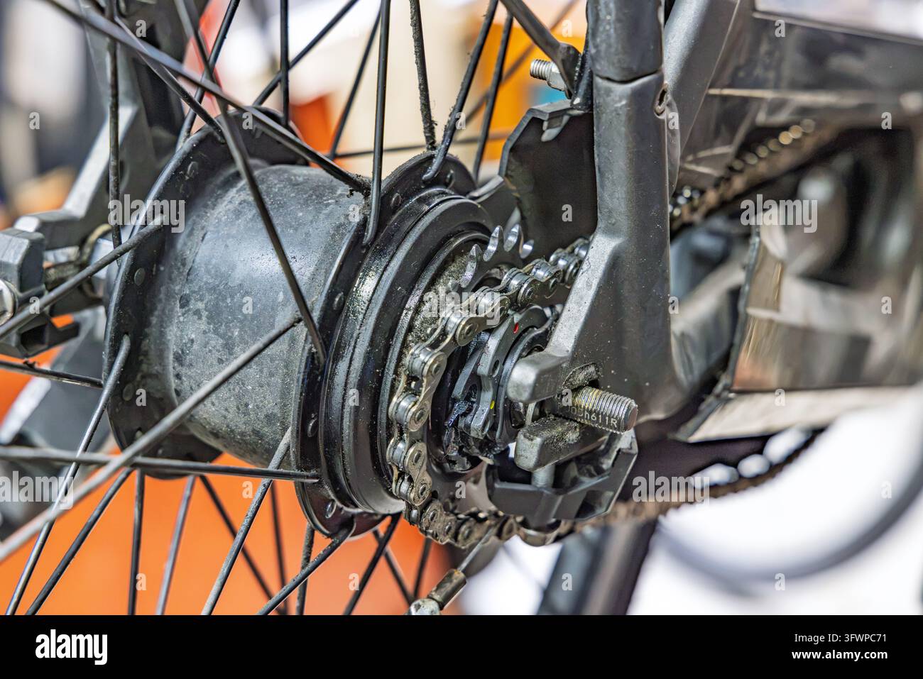 Detailansicht des Fahrrad-Naben-Zahnkranz-Antriebs und der Achsenbefestigungsklammer Stockfoto