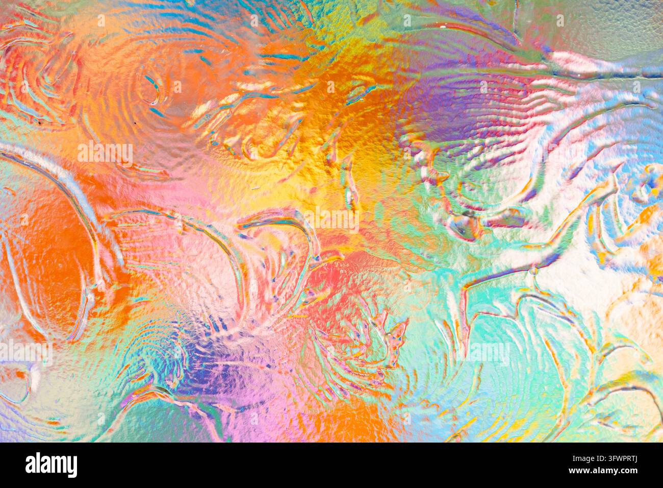 Lebendiger abstrakter Pop-Art-Hintergrund mit geschichteten Pinseltexturen, wirbelnden Linien und pastellfarbenen Neon-Tönen in Orange, Türkis, Lila, Rosa und Gelb. Stockfoto