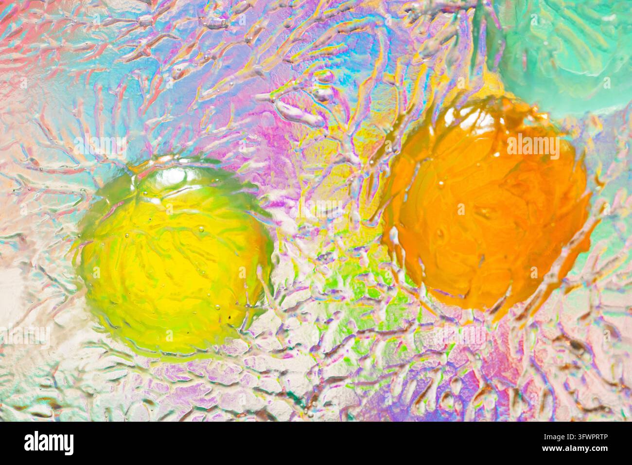 Lebendige Pop-Art-Illustration von gelben und orangefarbenen Früchten, umgeben von wirbelnden Pastelltexturen, die eine verspielte abstrakte Komposition mit Kunstmalerei schaffen Stockfoto