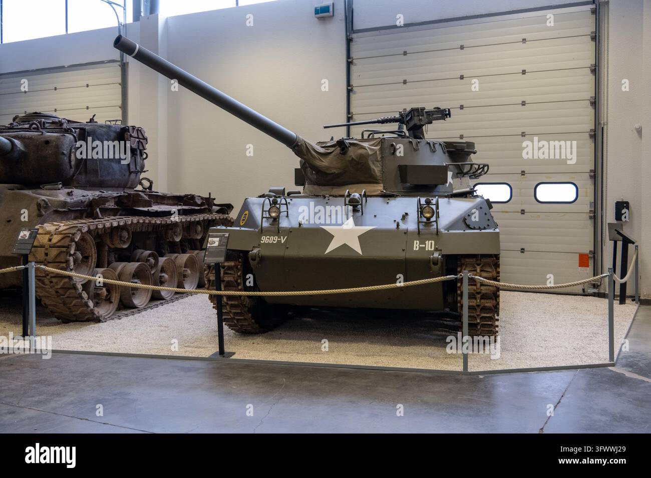Wantzenau, Frankreich - 24. Jan. 26: Ein M18 Hellcat-Panzerjäger zeigt dem Betrachter seine weiße Sternmarkierung, Scheinwerfer, Kanone und turm montierte Masch Stockfoto