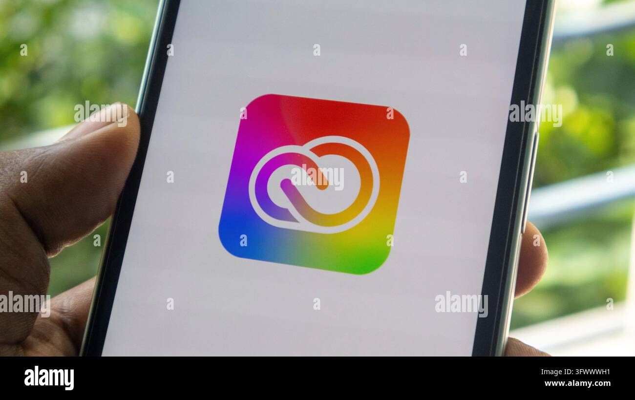 Adobe Creative Cloud-Logo auf einem Handydisplay. Farbiger App-Symbol für Grafikdesign und digitale Kunst. Kolkata, West Bengal, Indien, 14 Oc Stockfoto