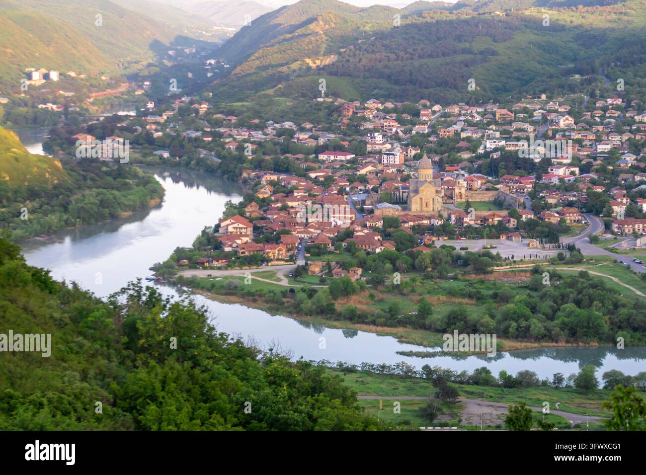 Morgenansicht der Stadt Mtskheta und der Svetitskhoveli-Kathedrale. Sonnenlicht auf den Bergen. Zusammenfluss des Aragvi und des Kura-Flusses Stockfoto