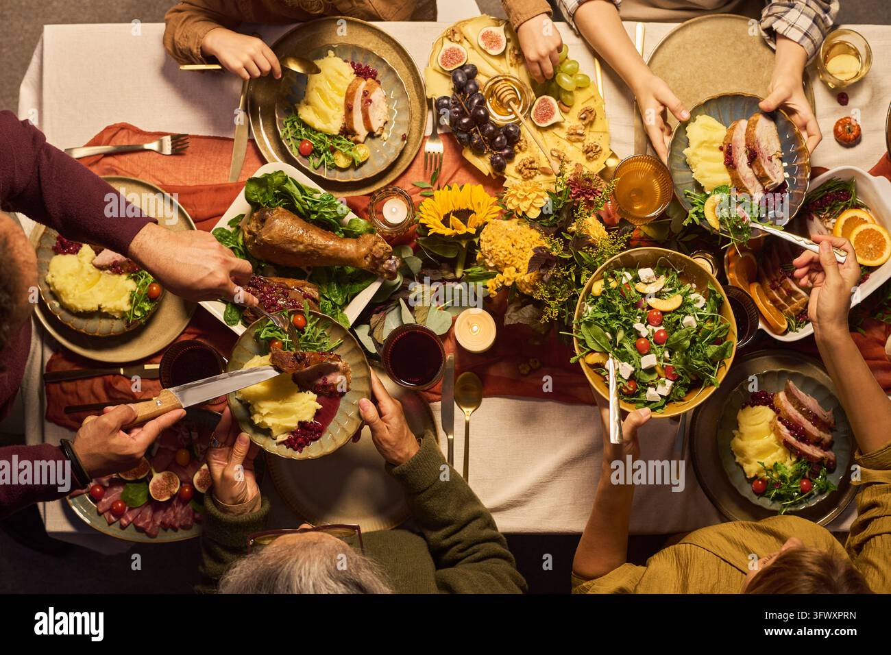Familien-Frühstück zum Erntedankfest an einem festlich gedeckten Esstisch Stockfoto