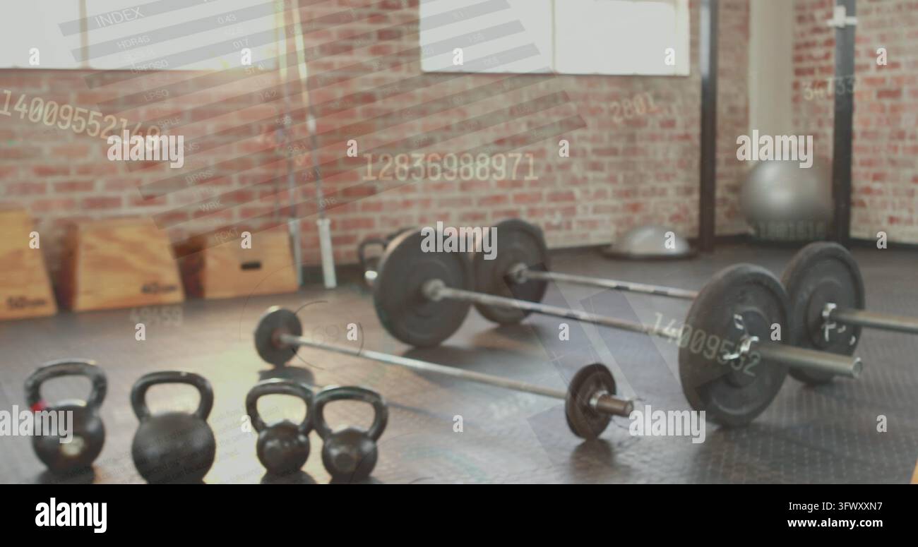 Gewichte und Kettlebells im Fitnessstudio für Krafttraining und Fitness angeordnet Stockfoto