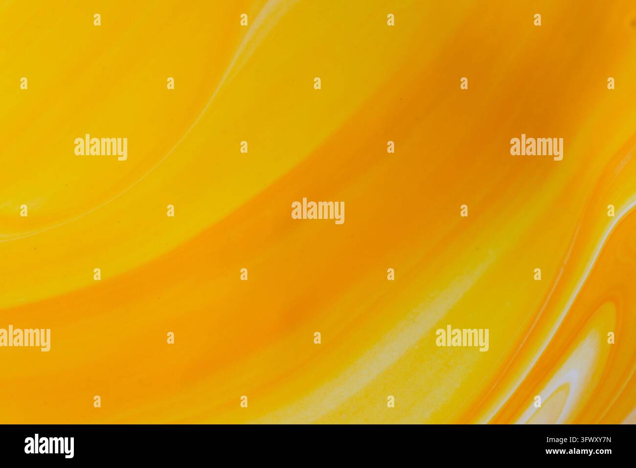 Glattes abstraktes flüssiges Hintergrundmotiv mit warmgelber und orangefarbener Flüssigkeit, die sanfte Wellen bildet Stockfoto