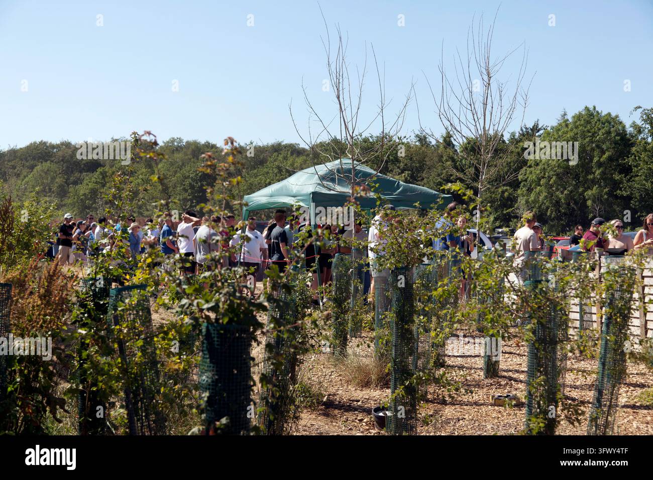 Lange Schlangen von Menschen, die in der heißen Sonne warten, um die Diddly Squat Farm in Chipping Norton, West Oxfordshire, zu besuchen. Stockfoto