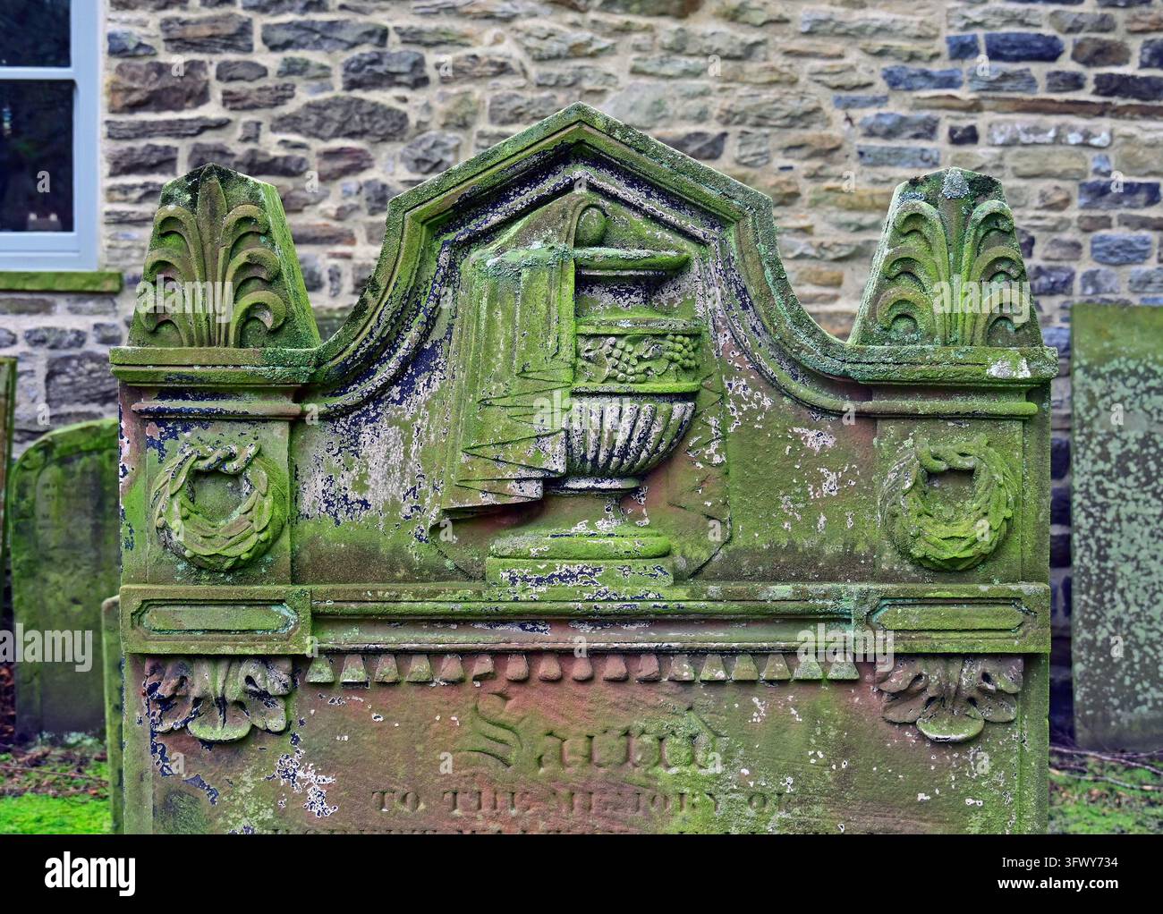 Grabstein mit drapierten Urn Design. Kirche des Heiligen Augustinus. Alston, Cumbria, England, Vereinigtes Königreich, Europa. Stockfoto