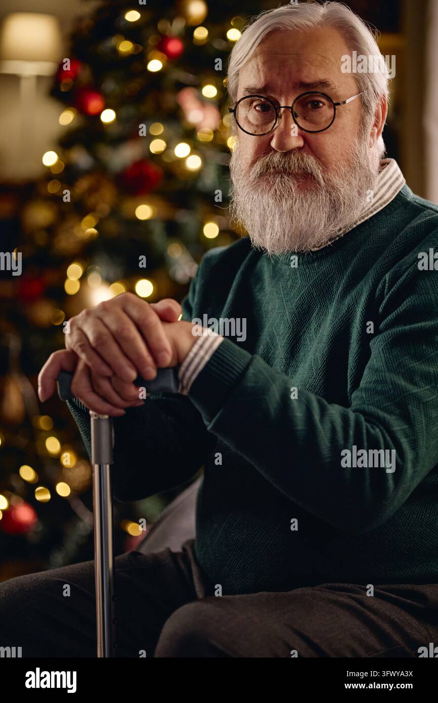 Porträt eines einsamen Senioren mit Gehstock zu Weihnachten Stockfoto