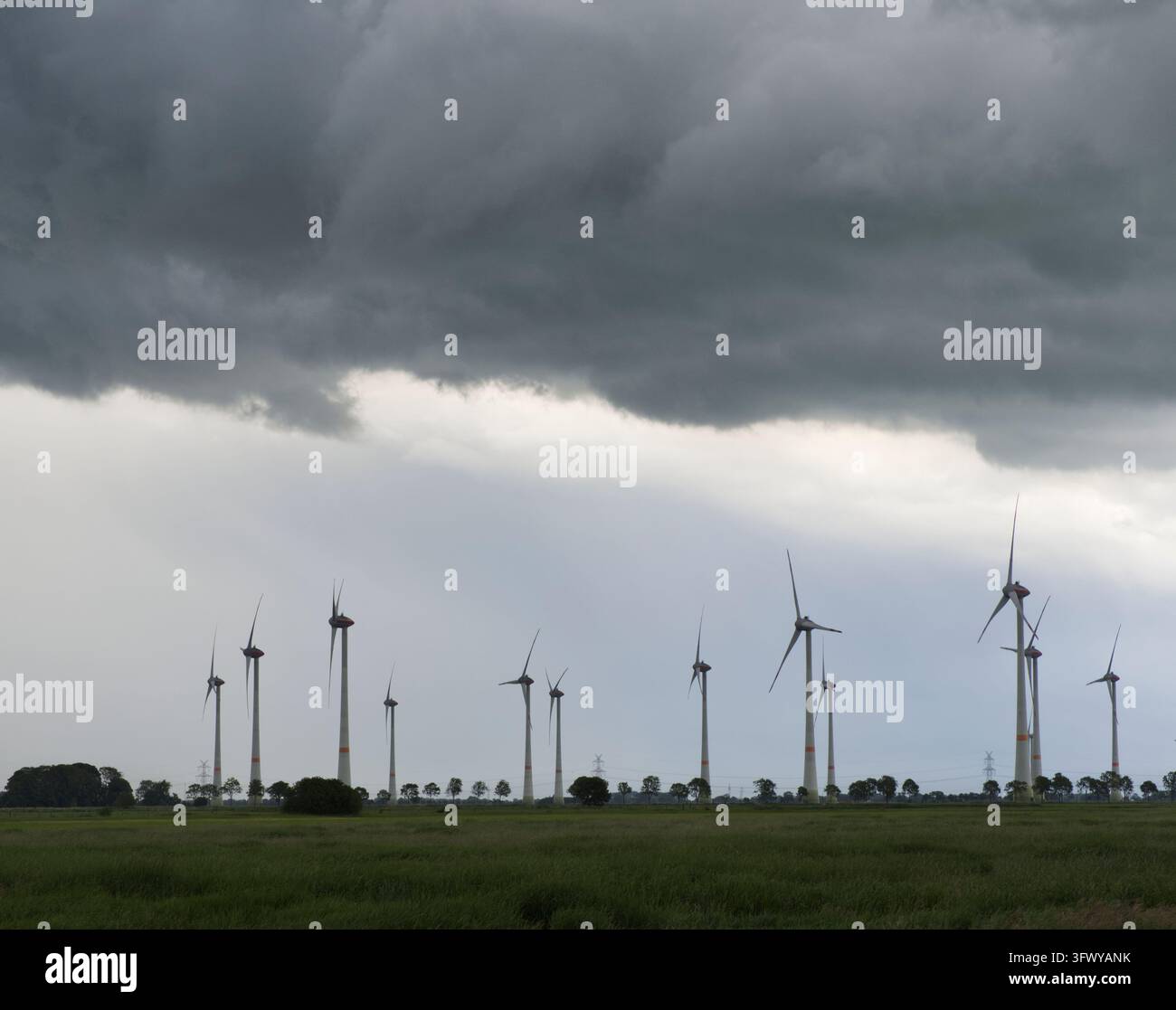 Dunkle Wolken über einem Windpark in Norddeutschland Stockfoto