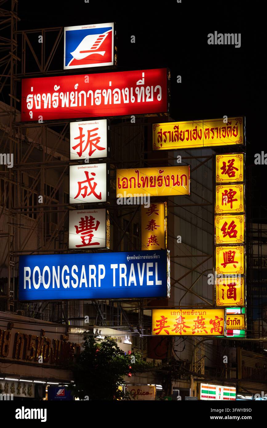 Bangkok, Thailand - 1. Februar 2026: Eine Ansammlung hell erleuchteter Neonreklamen mit thailändischen und chinesischen Schriftzeichen für Reisebüros und... Stockfoto